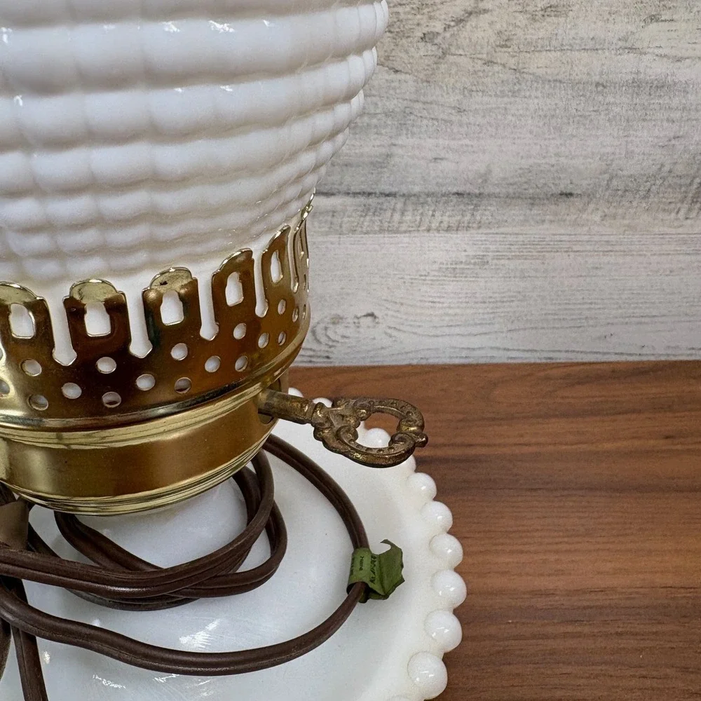 Vintage Hobnail Milk Glass‎ Lamp Table Boudoir Hurricane 14